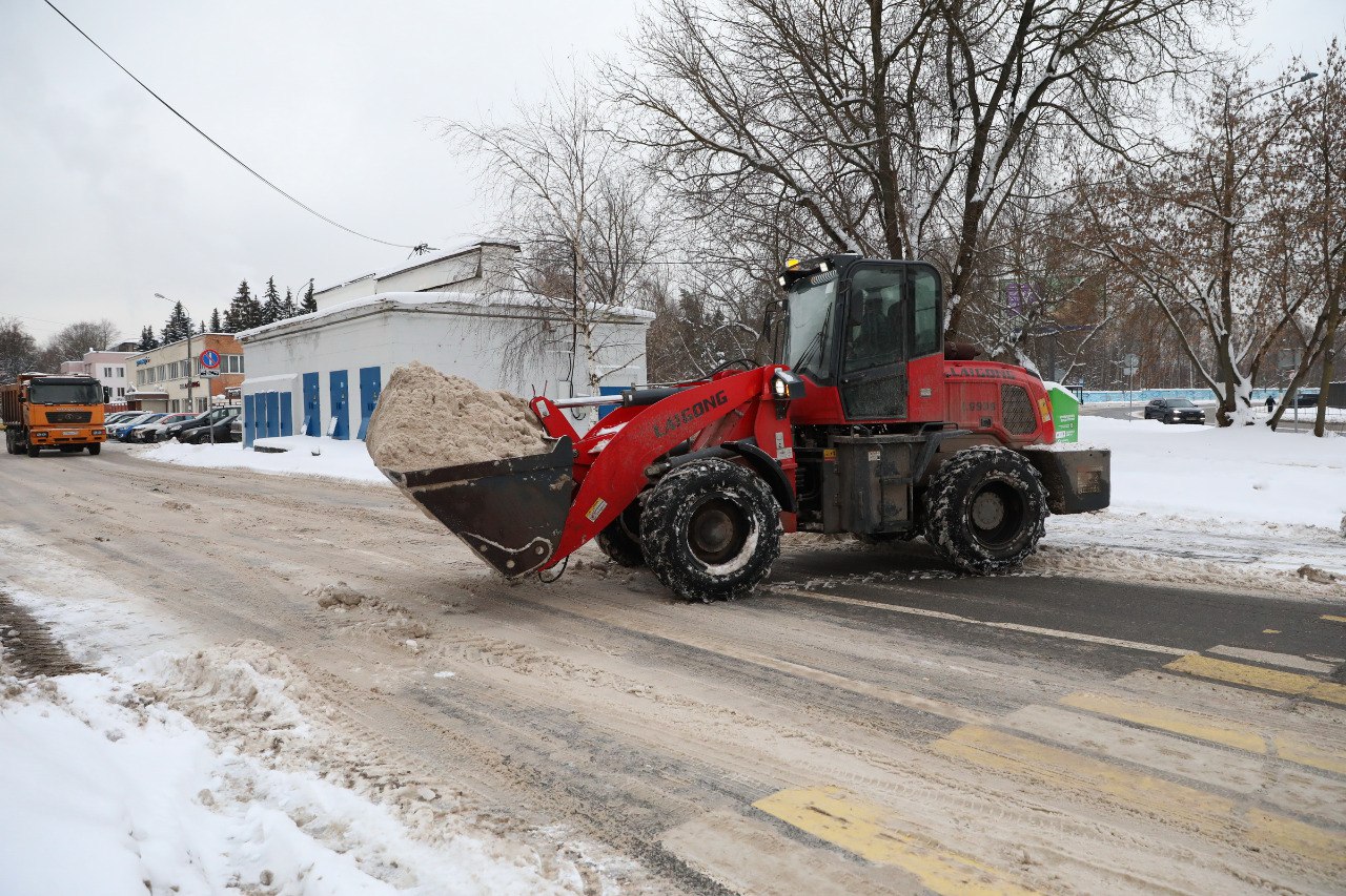 Дороги Долгопрудного: собранный снег вывозится на специальные площадки Дороги Долгопрудного: собранный снег вывозится на специальные площадки