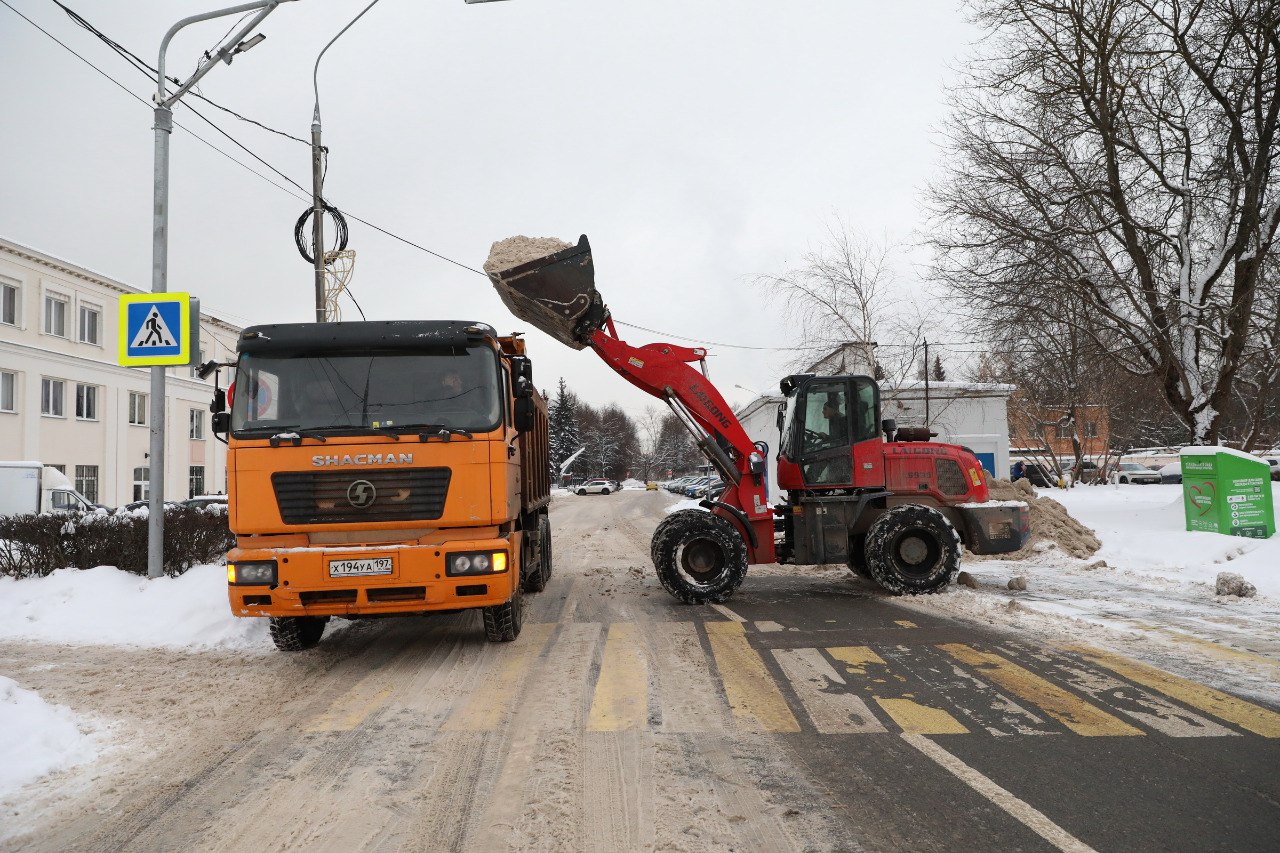 Дороги Долгопрудного: собранный снег вывозится на специальные площадки Дороги Долгопрудного: собранный снег вывозится на специальные площадки