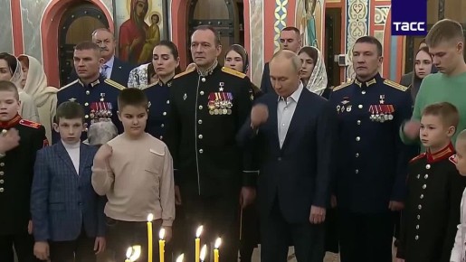 Кадры рождественского богослужения в одном из подмосковных храмов, где Путин присутствовал вместе с военнослужащими и их семьями