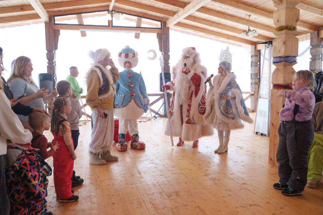 Рождественскую сказку для воспитанников центра «Время надежды» подарили учредители агроусадьбы «Полянка», расположенного неподалёку от Березняков Рождественскую сказку для воспитанников центра «Время надежды» подарили учредители агроусадьбы «Полянка», расположенного неподалёку от Березняков