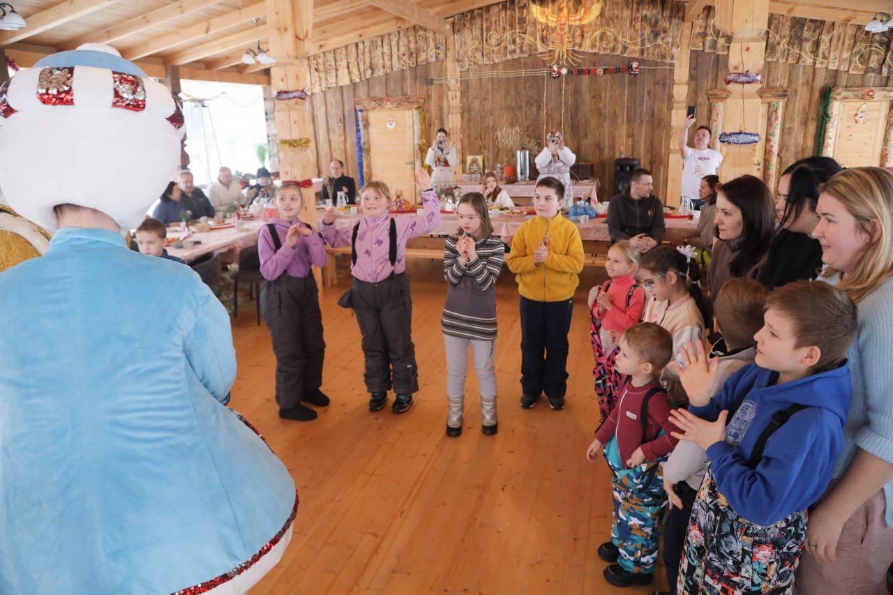 Рождественскую сказку для воспитанников центра «Время надежды» подарили учредители агроусадьбы «Полянка», расположенного неподалёку от Березняков Рождественскую сказку для воспитанников центра «Время надежды» подарили учредители агроусадьбы «Полянка», расположенного неподалёку от Березняков