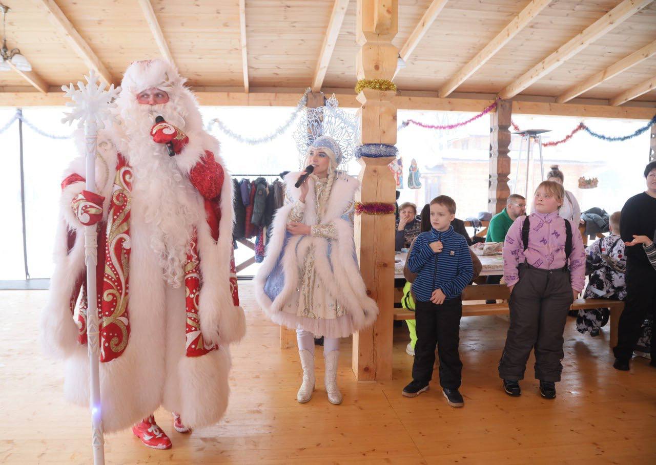 Рождественскую сказку для воспитанников центра «Время надежды» подарили учредители агроусадьбы «Полянка», расположенного неподалёку от Березняков Рождественскую сказку для воспитанников центра «Время надежды» подарили учредители агроусадьбы «Полянка», расположенного неподалёку от Березняков