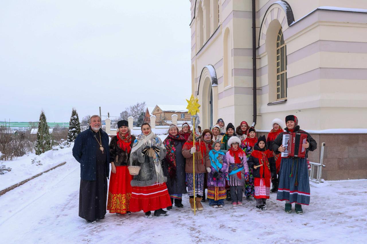 В Сынково на традиционные колядки приходят семьями