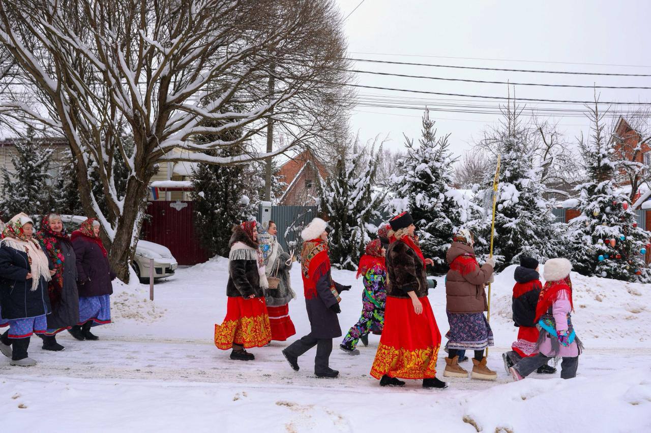 В Сынково на традиционные колядки приходят семьями В Сынково на традиционные колядки приходят семьями