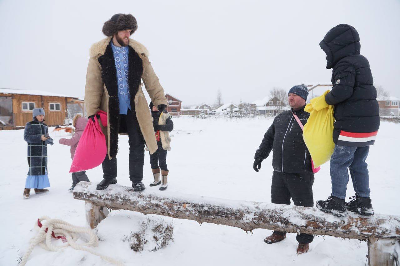 Рождественскую сказку для воспитанников центра «Время надежды» подарили учредители агроусадьбы «Полянка», расположенного неподалёку от Березняков Рождественскую сказку для воспитанников центра «Время надежды» подарили учредители агроусадьбы «Полянка», расположенного неподалёку от Березняков