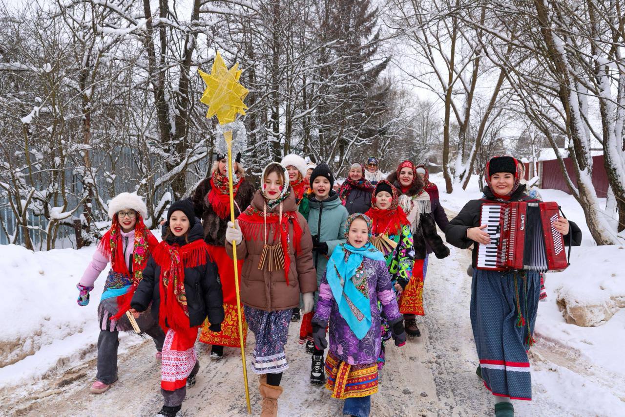 В Сынково на традиционные колядки приходят семьями В Сынково на традиционные колядки приходят семьями