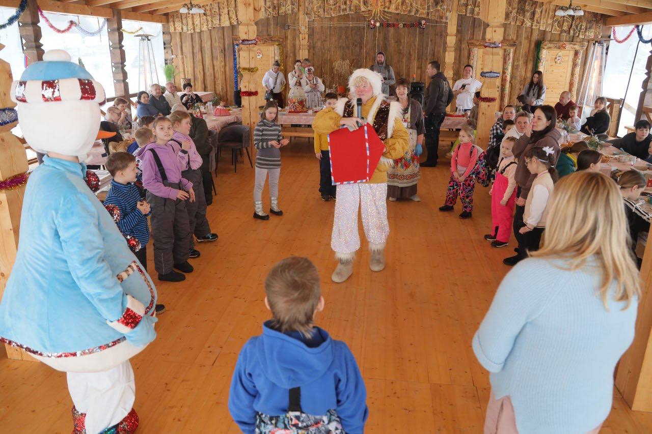 Рождественскую сказку для воспитанников центра «Время надежды» подарили учредители агроусадьбы «Полянка», расположенного неподалёку от Березняков Рождественскую сказку для воспитанников центра «Время надежды» подарили учредители агроусадьбы «Полянка», расположенного неподалёку от Березняков