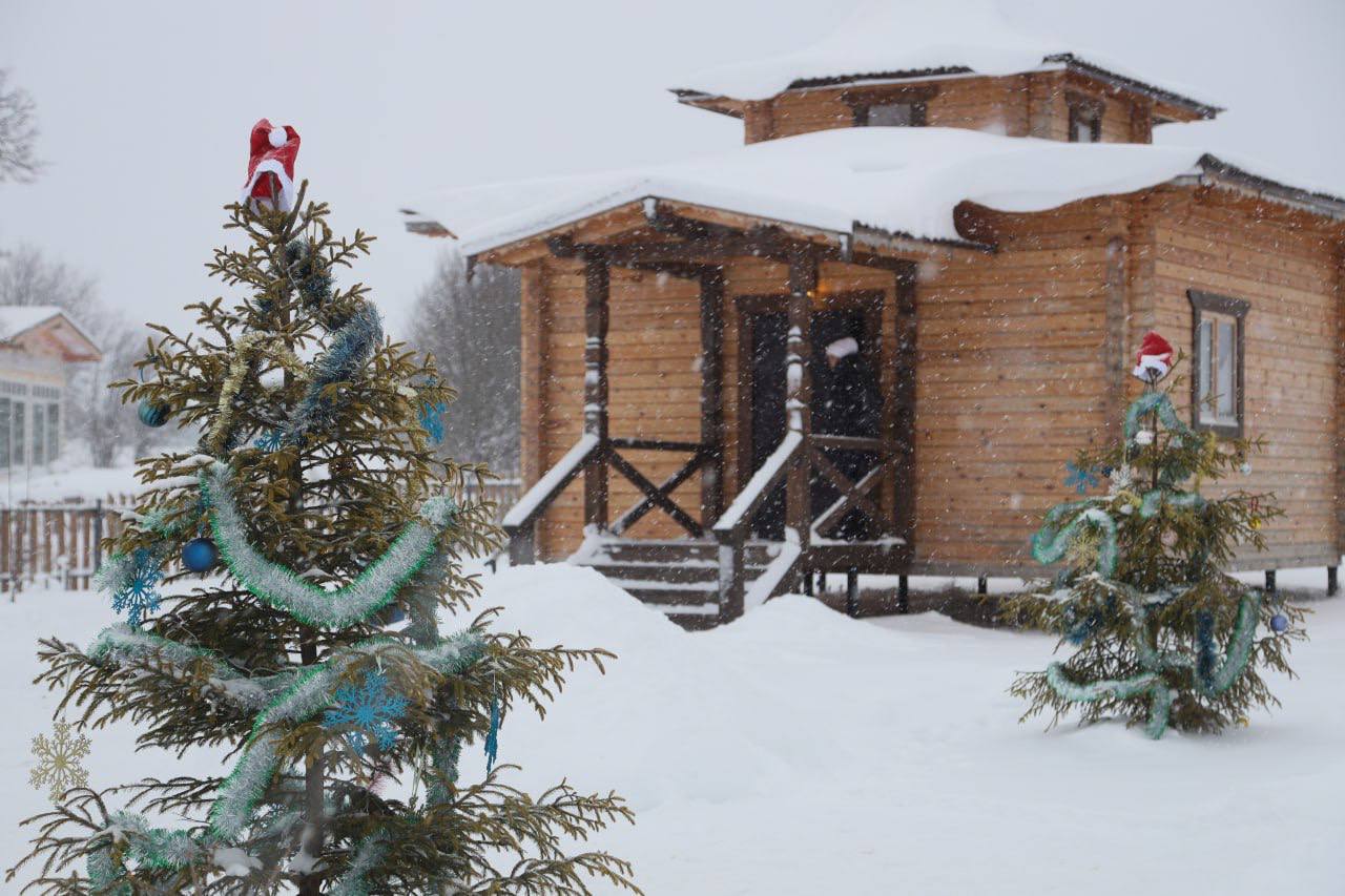 Рождественскую сказку для воспитанников центра «Время надежды» подарили учредители агроусадьбы «Полянка», расположенного неподалёку от Березняков Рождественскую сказку для воспитанников центра «Время надежды» подарили учредители агроусадьбы «Полянка», расположенного неподалёку от Березняков