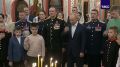 Кадры рождественского богослужения в одном из подмосковных храмов, где Путин присутствовал вместе с военнослужащими и их семьями