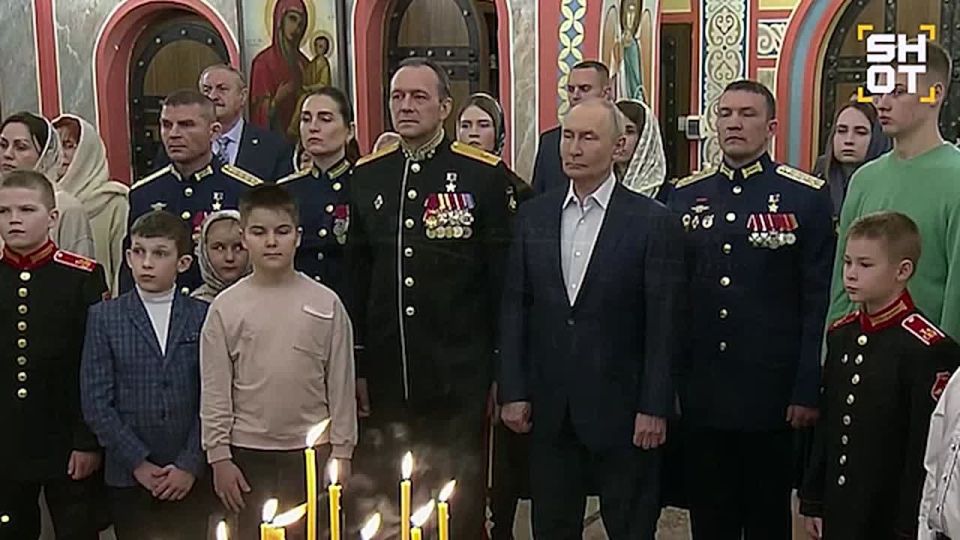 Владимир Путин встречает Рождество в одном из храмов Подмосковья вместе с военнослужащими из зоны СВО и их семьями