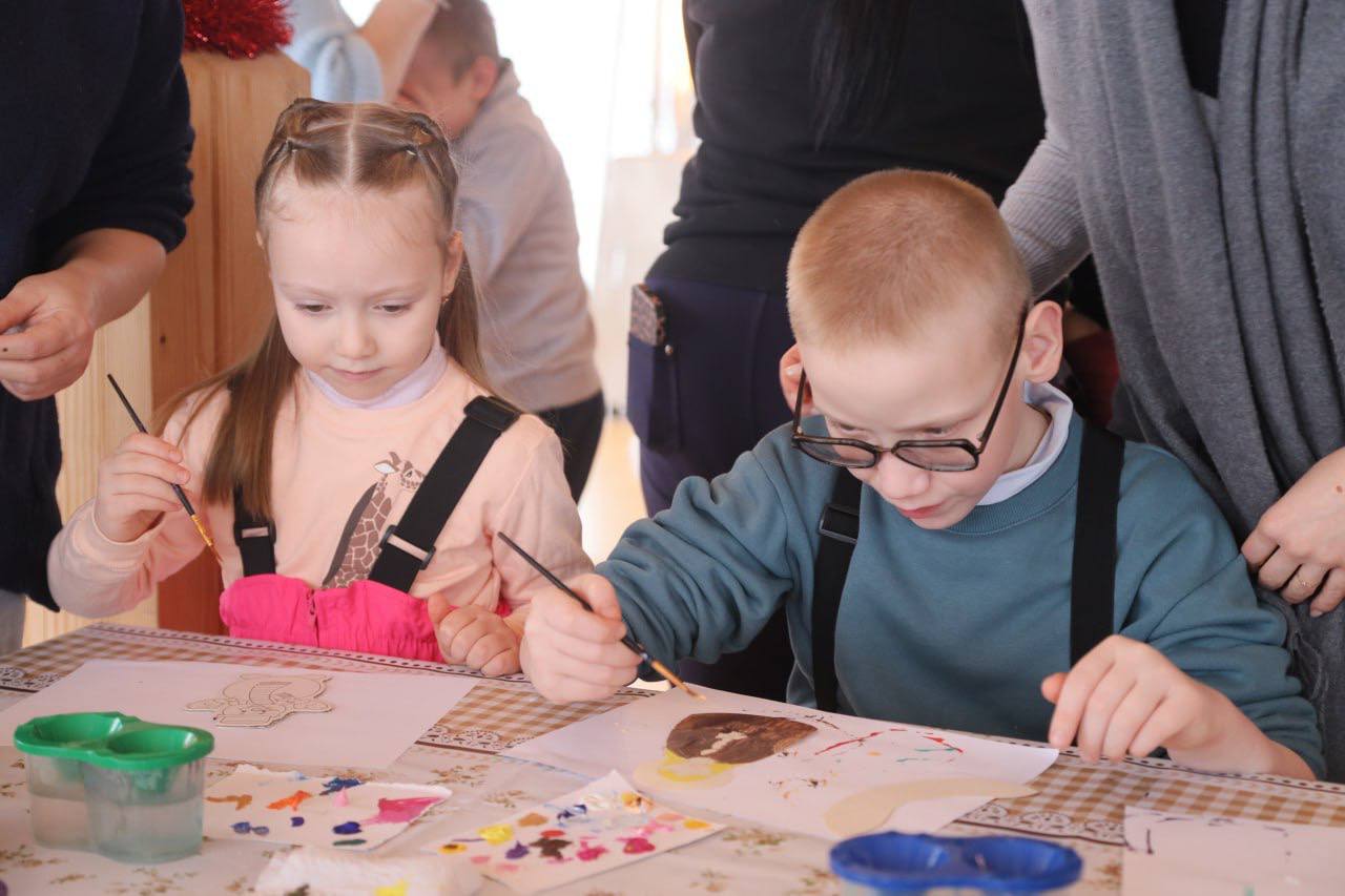 Рождественскую сказку для воспитанников центра «Время надежды» подарили учредители агроусадьбы «Полянка», расположенного неподалёку от Березняков Рождественскую сказку для воспитанников центра «Время надежды» подарили учредители агроусадьбы «Полянка», расположенного неподалёку от Березняков