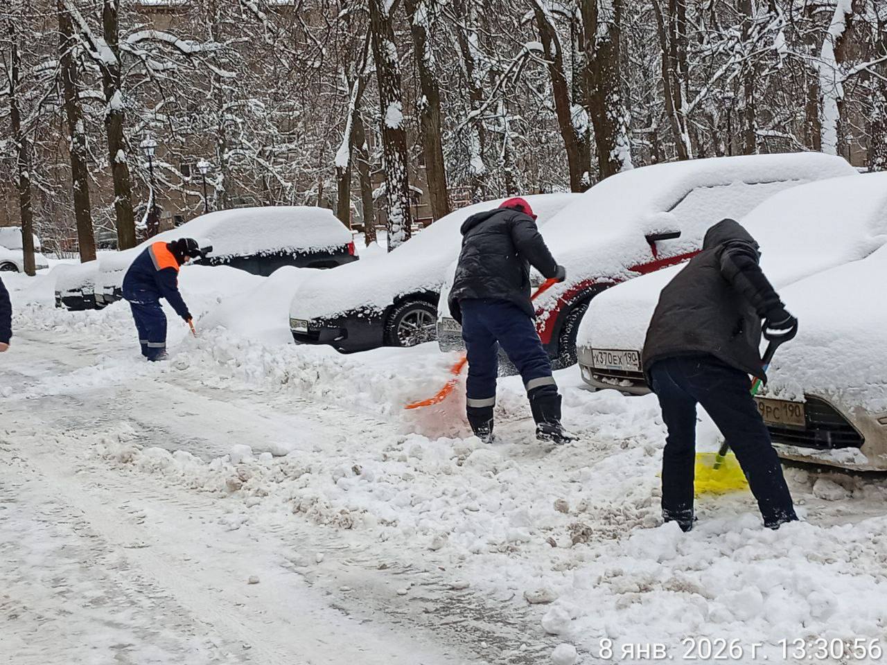 Убираем снег с городских дорог, общественных территорий и во дворах Убираем снег с городских дорог, общественных территорий и во дворах