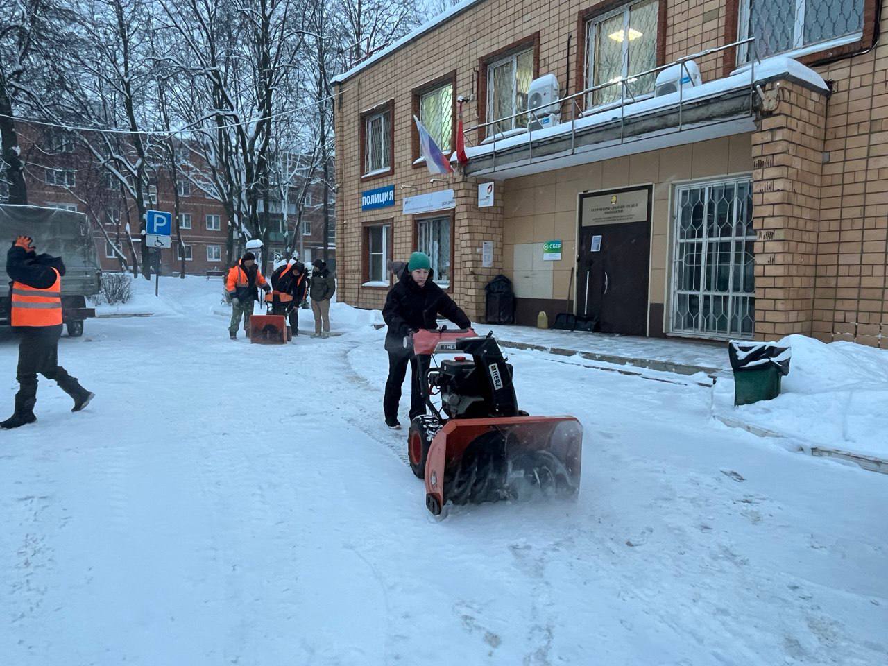Сотрудники администрации муниципалитета и депутаты окружного Совета объединились, чтобы привести в порядок общественные территории после снегопада Сотрудники администрации муниципалитета и депутаты окружного Совета объединились, чтобы привести в порядок общественные территории после снегопада
