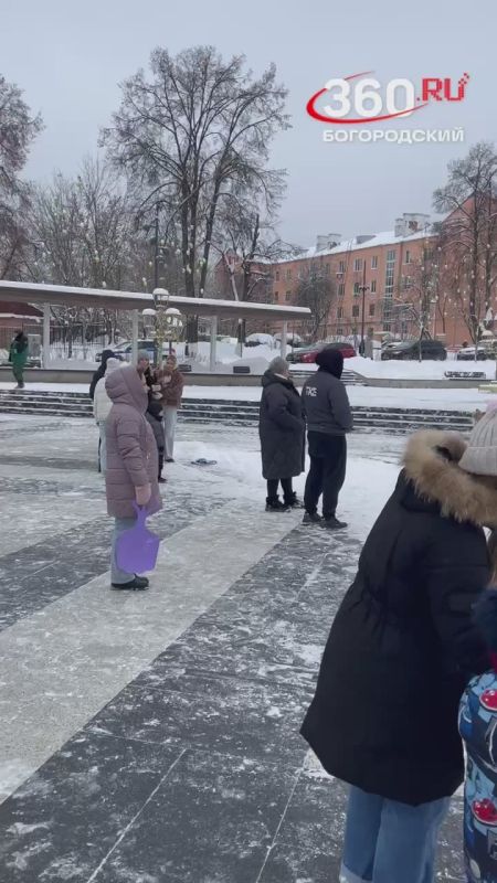 Праздник продолжается!. На фонтанной площади Ногинска проходит анимационное представление для детишек 10го числа в 14.00 будет заключительное новогоднее представление, поэтому обязательно приходите с детьми на завершение...
