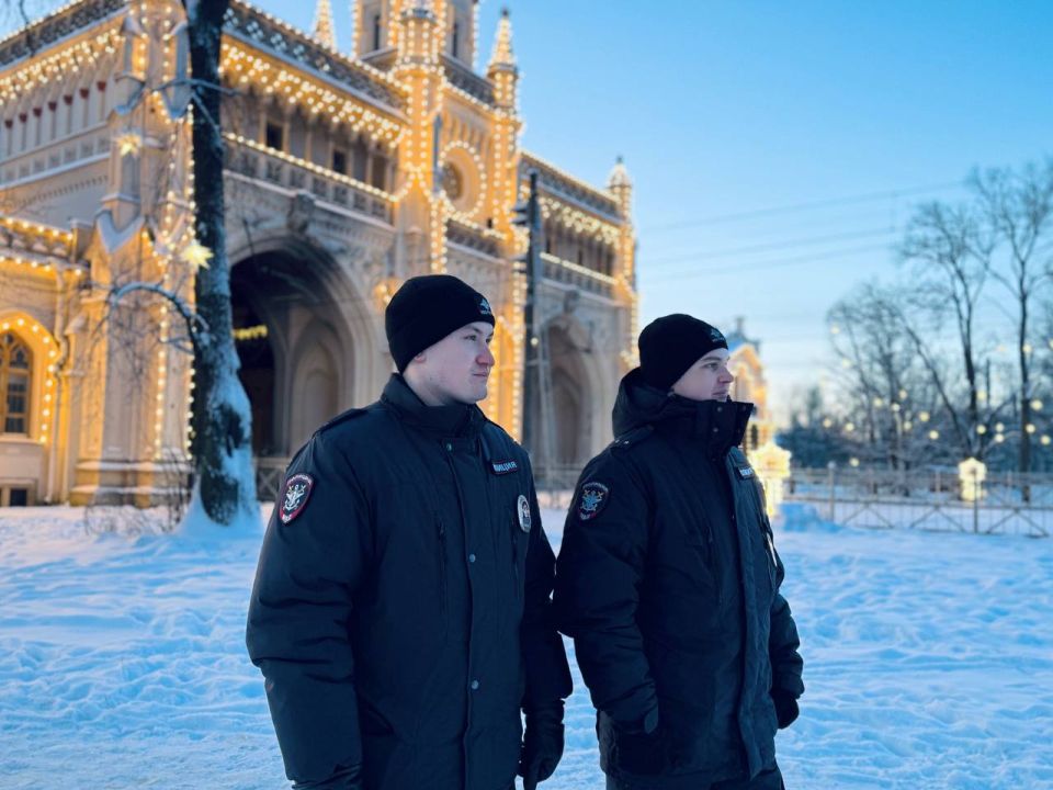 Петербургские транспортные полицейские обеспечили правопорядок во время стоянки передвижной резиденции Деда Мороза