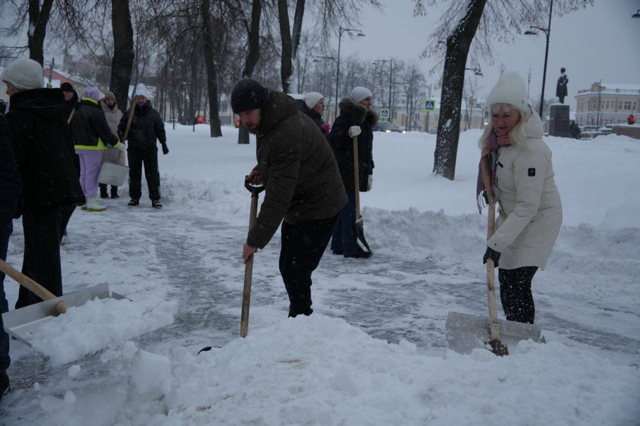 Сотрудники администрации муниципалитета и депутаты окружного Совета объединились, чтобы привести в порядок общественные территории после снегопада Сотрудники администрации муниципалитета и депутаты окружного Совета объединились, чтобы привести в порядок общественные территории после снегопада