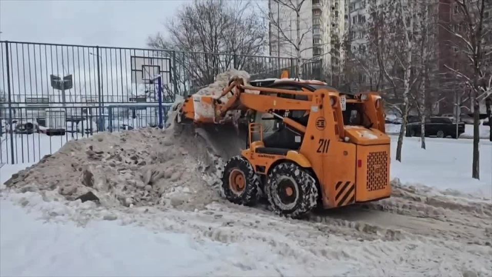 В Химках продолжается уборка снега на улицах и во дворах