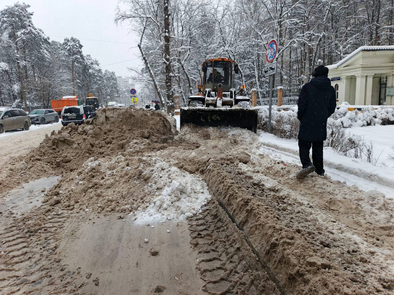 Убираем снег с городских дорог, общественных территорий и во дворах Убираем снег с городских дорог, общественных территорий и во дворах