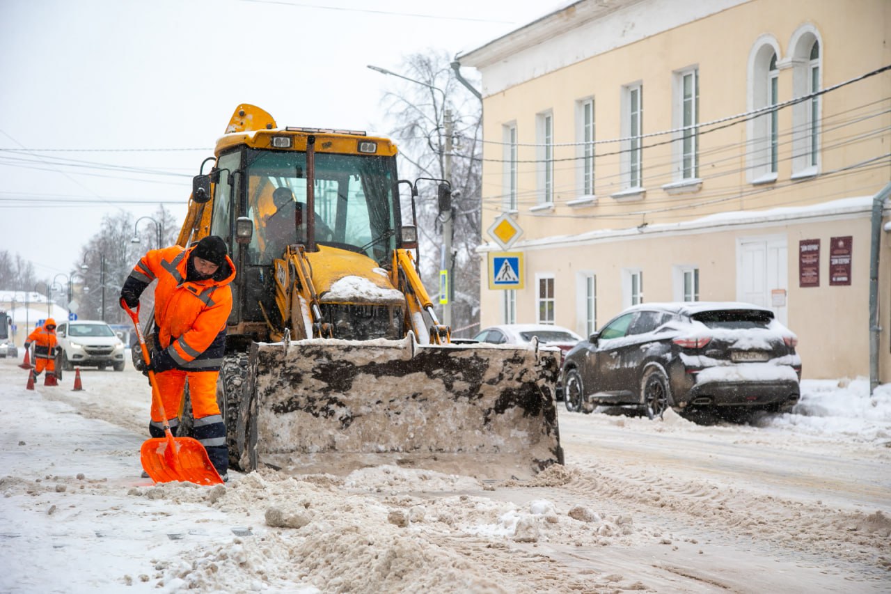 Городские службы Коломны и Озёр продолжают расчищать от снега улицы, дороги и дворы