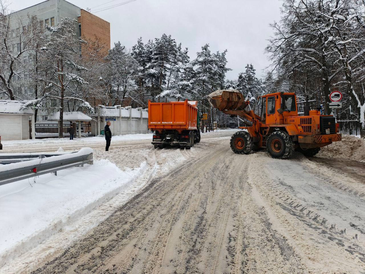 Убираем снег с городских дорог, общественных территорий и во дворах Убираем снег с городских дорог, общественных территорий и во дворах