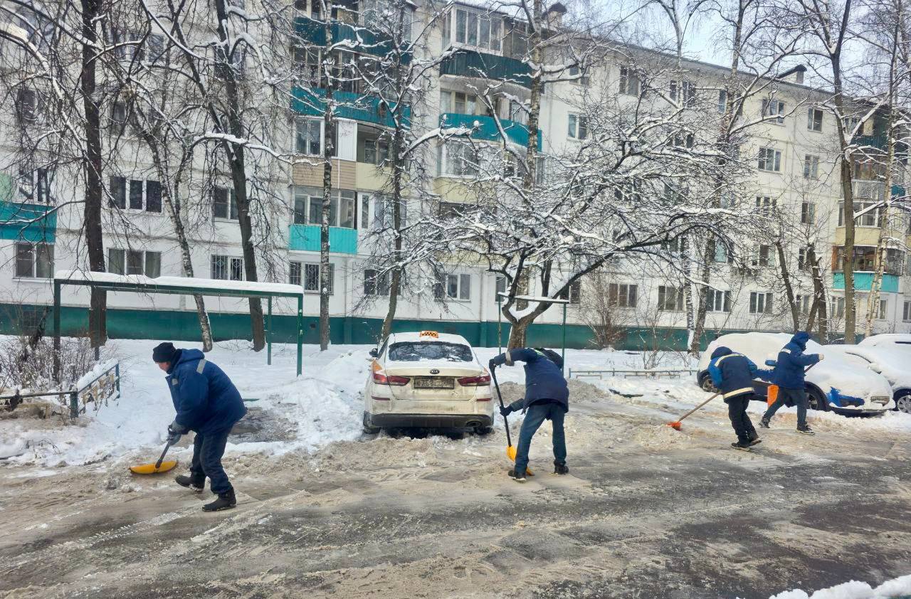 В Химках продолжается уборка снега на улицах и во дворах В Химках продолжается уборка снега на улицах и во дворах