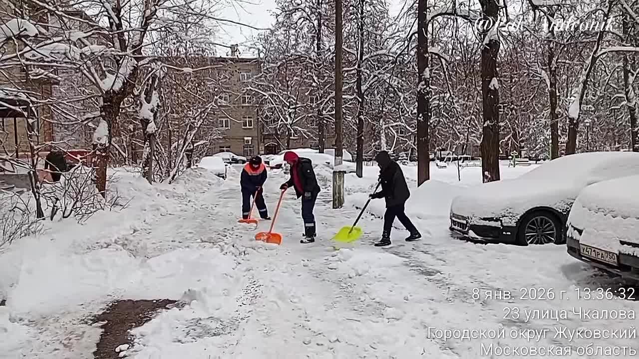 Убираем снег с городских дорог, общественных территорий и во дворах