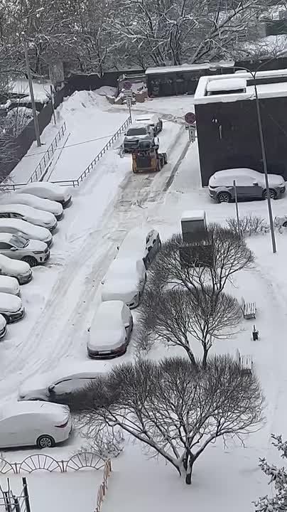 С ночи коммунальные и дорожные службы округа вышли на уборку снега