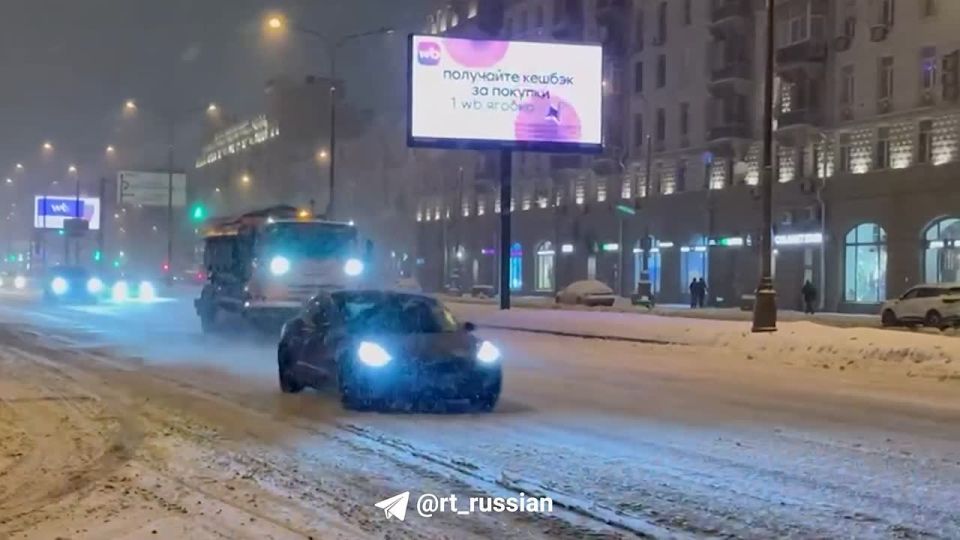 Снегопад в Москве усиливается: в районе Домодедово фуры буксуют в горку, в аэропортах задерживаются десятки рейсов
