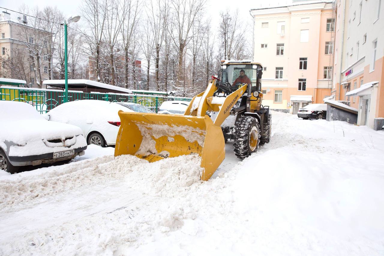 В Климовске с утра кипит работа по расчистке улиц