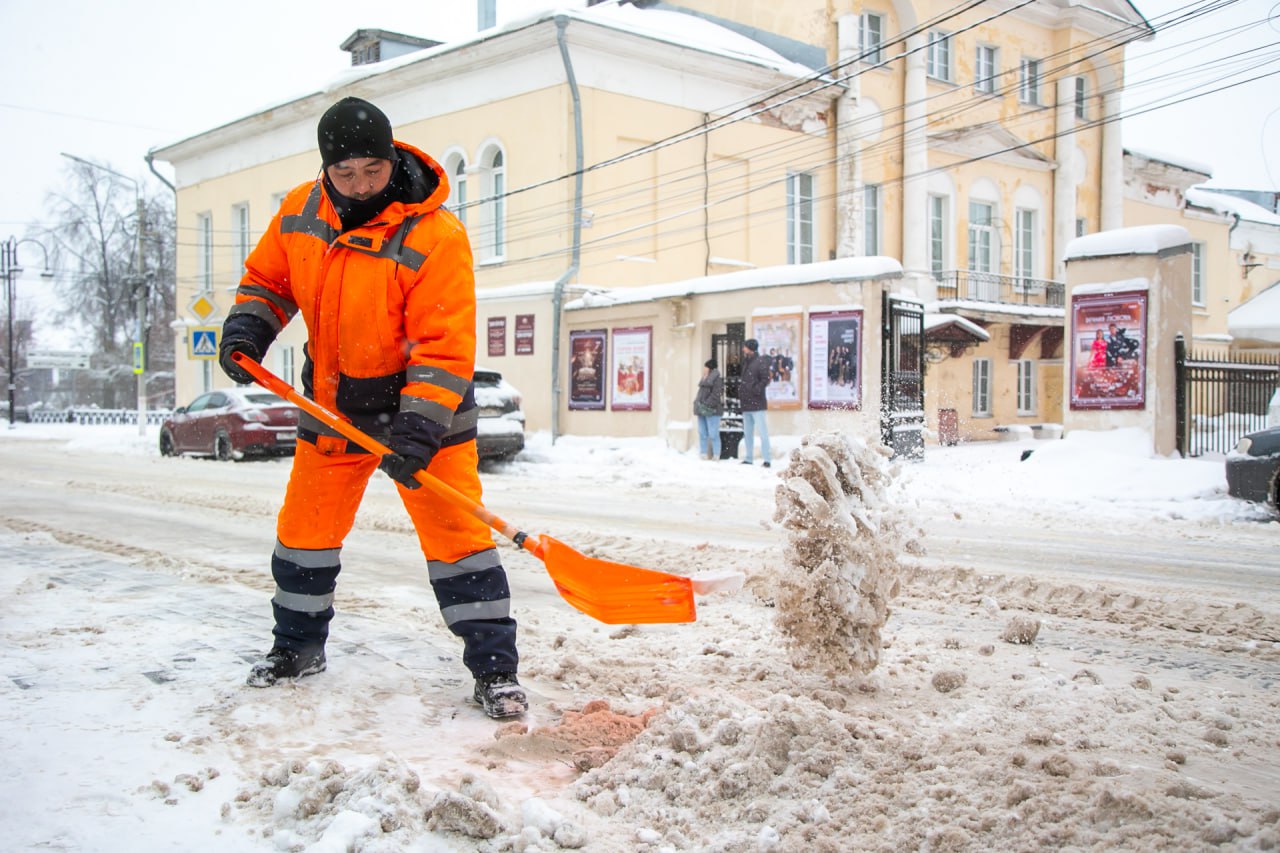 Городские службы Коломны и Озёр продолжают расчищать от снега улицы, дороги и дворы Городские службы Коломны и Озёр продолжают расчищать от снега улицы, дороги и дворы