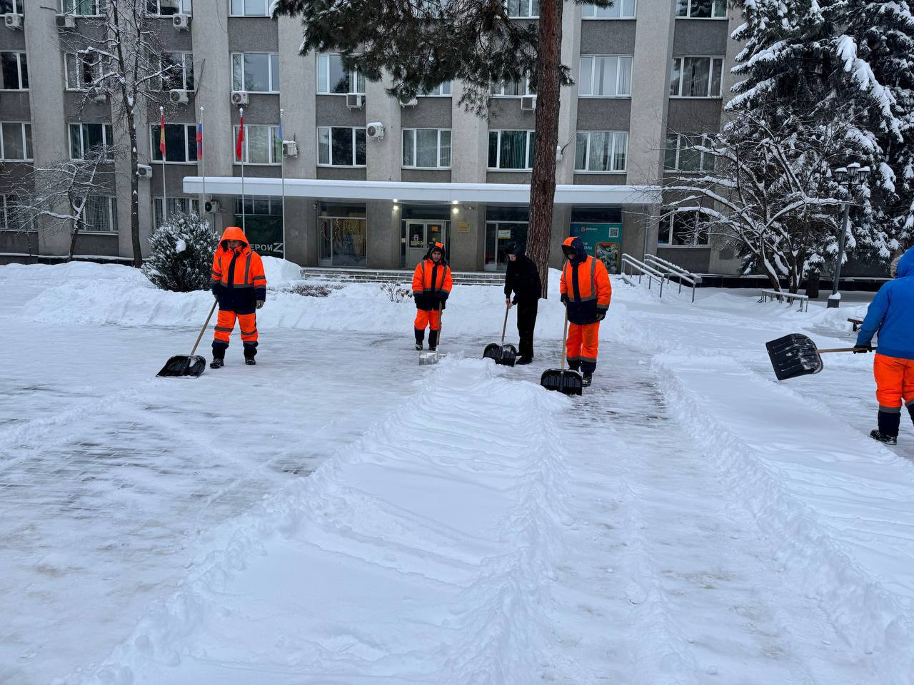 Сотрудники администрации муниципалитета и депутаты окружного Совета объединились, чтобы привести в порядок общественные территории после снегопада Сотрудники администрации муниципалитета и депутаты окружного Совета объединились, чтобы привести в порядок общественные территории после снегопада
