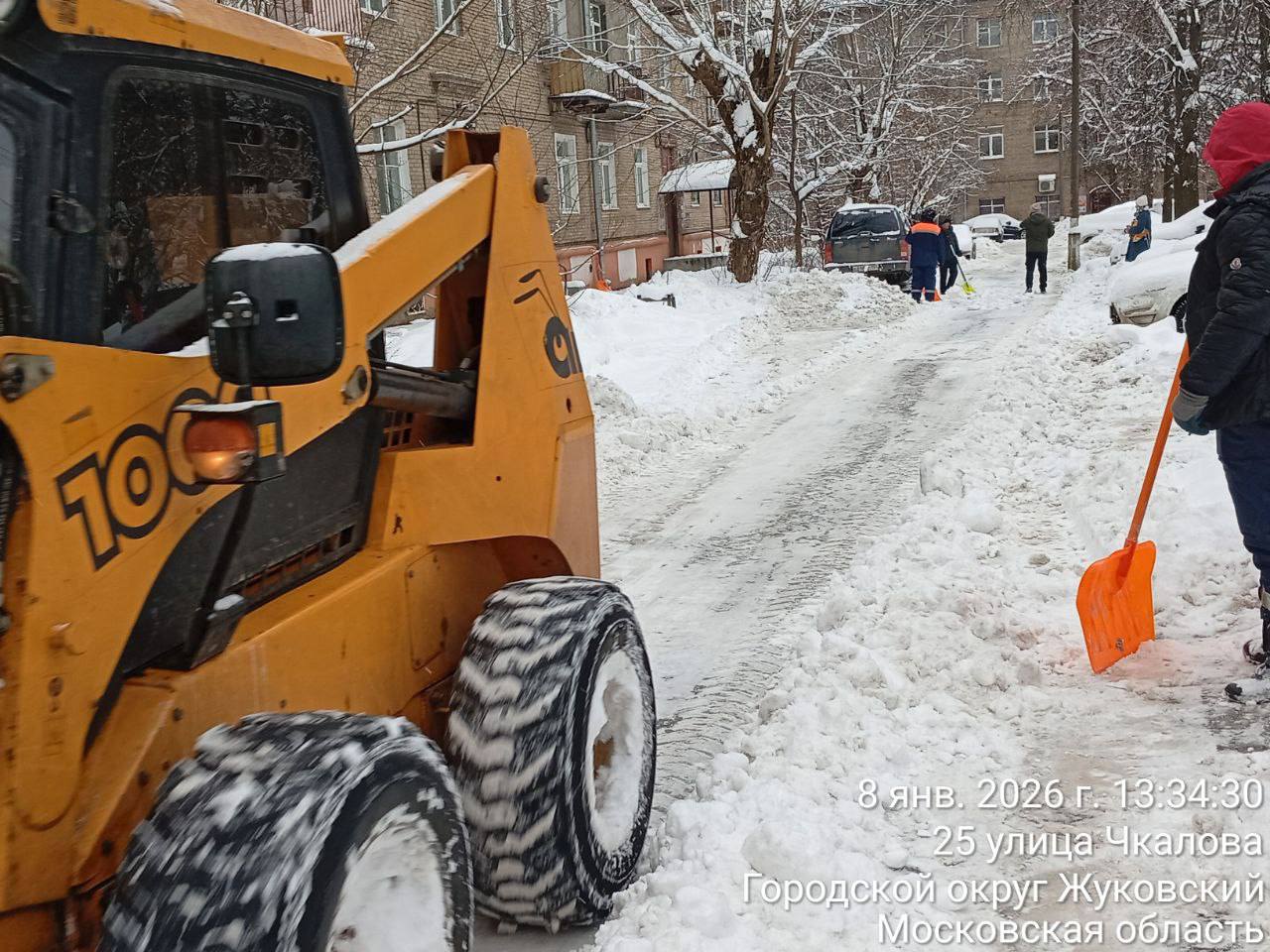 Убираем снег с городских дорог, общественных территорий и во дворах Убираем снег с городских дорог, общественных территорий и во дворах