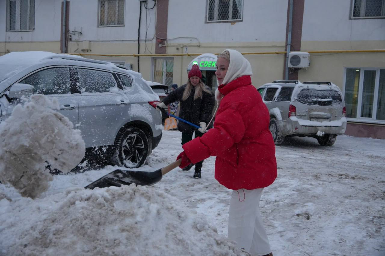 Сотрудники администрации муниципалитета и депутаты окружного Совета объединились, чтобы привести в порядок общественные территории после снегопада Сотрудники администрации муниципалитета и депутаты окружного Совета объединились, чтобы привести в порядок общественные территории после снегопада