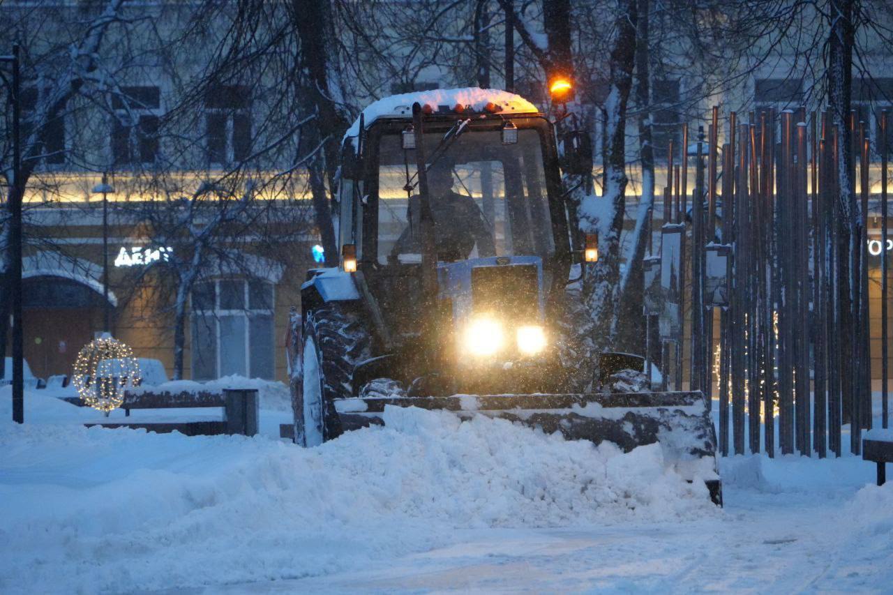 Сотрудники администрации муниципалитета и депутаты окружного Совета объединились, чтобы привести в порядок общественные территории после снегопада Сотрудники администрации муниципалитета и депутаты окружного Совета объединились, чтобы привести в порядок общественные территории после снегопада