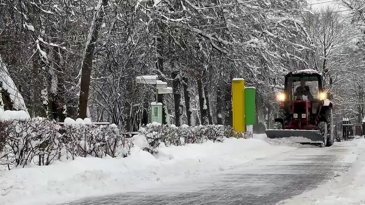 Игорь Трифонов: Уважаемые королёвцы!. По прогнозам синоптиков, с 18:00 8 января до 21:00 9 января, ожидаются сложные погодные условия: сильный снегопад, порывистый ветер до 18 м/с и гололедица