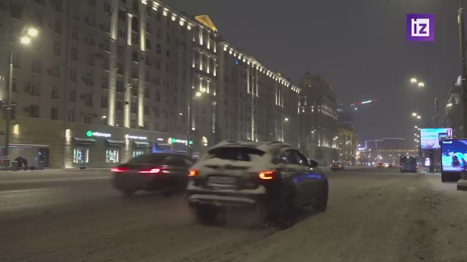 Снежинки кружатся в воздухе, накрывая машины и тротуары: небольшой снег, а местами метель и гололедица ожидает жителей Москвы 8 января