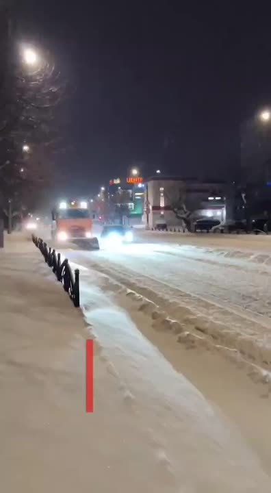 Все силы брошены на борьбу с непрекращающимся снегопадом