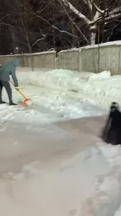 Работа продолжается На видео — уборка снега в микрорайоне Потаповский и на улице Радиоцентра №5