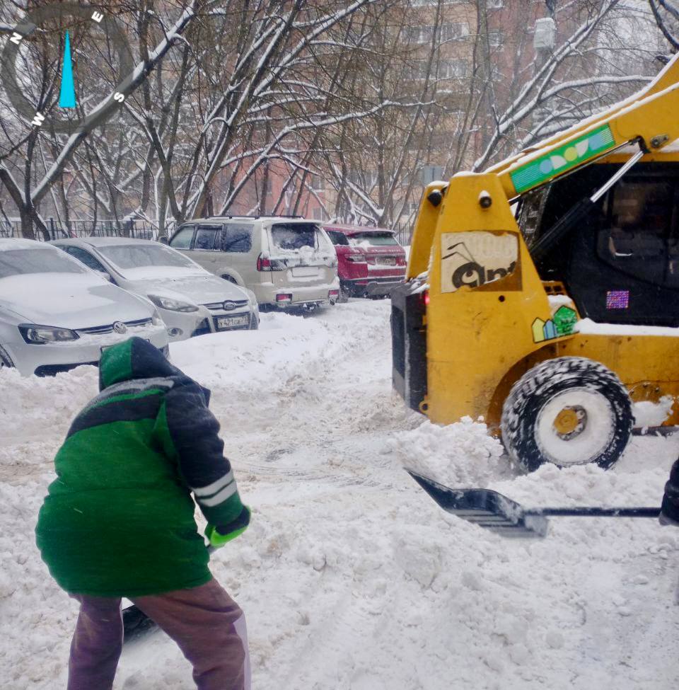 На улицах Химок продолжают уборку снега На улицах Химок продолжают уборку снега