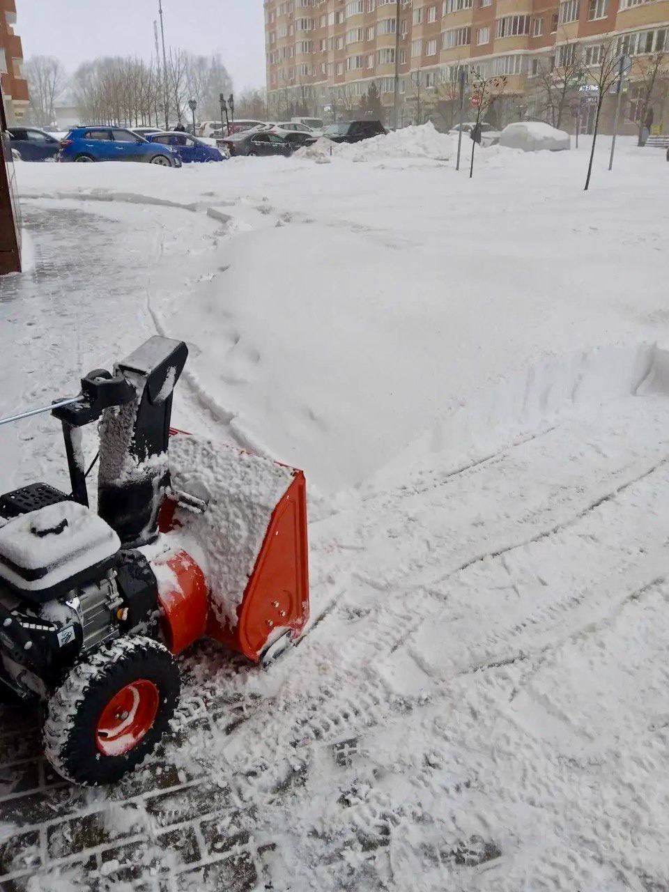 На улицах Химок продолжают уборку снега На улицах Химок продолжают уборку снега