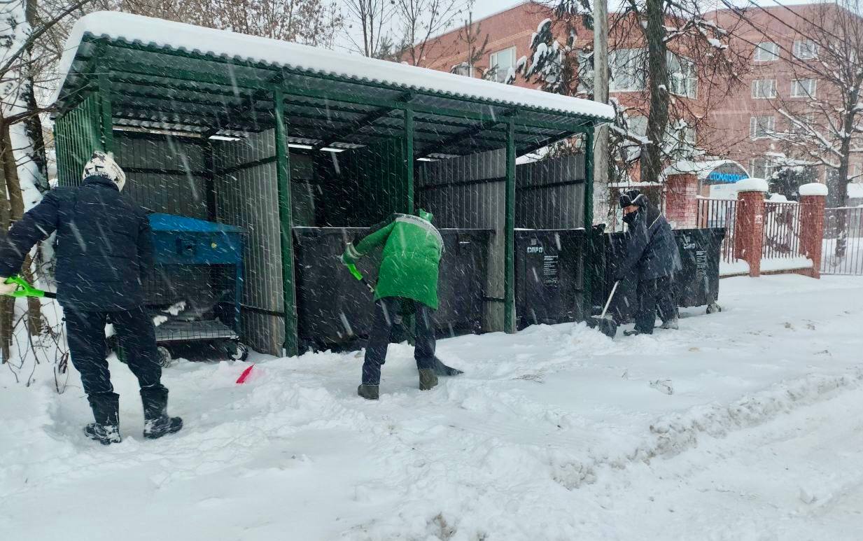 Техника продолжает работы по уборке снега в микрорайонах Техника продолжает работы по уборке снега в микрорайонах