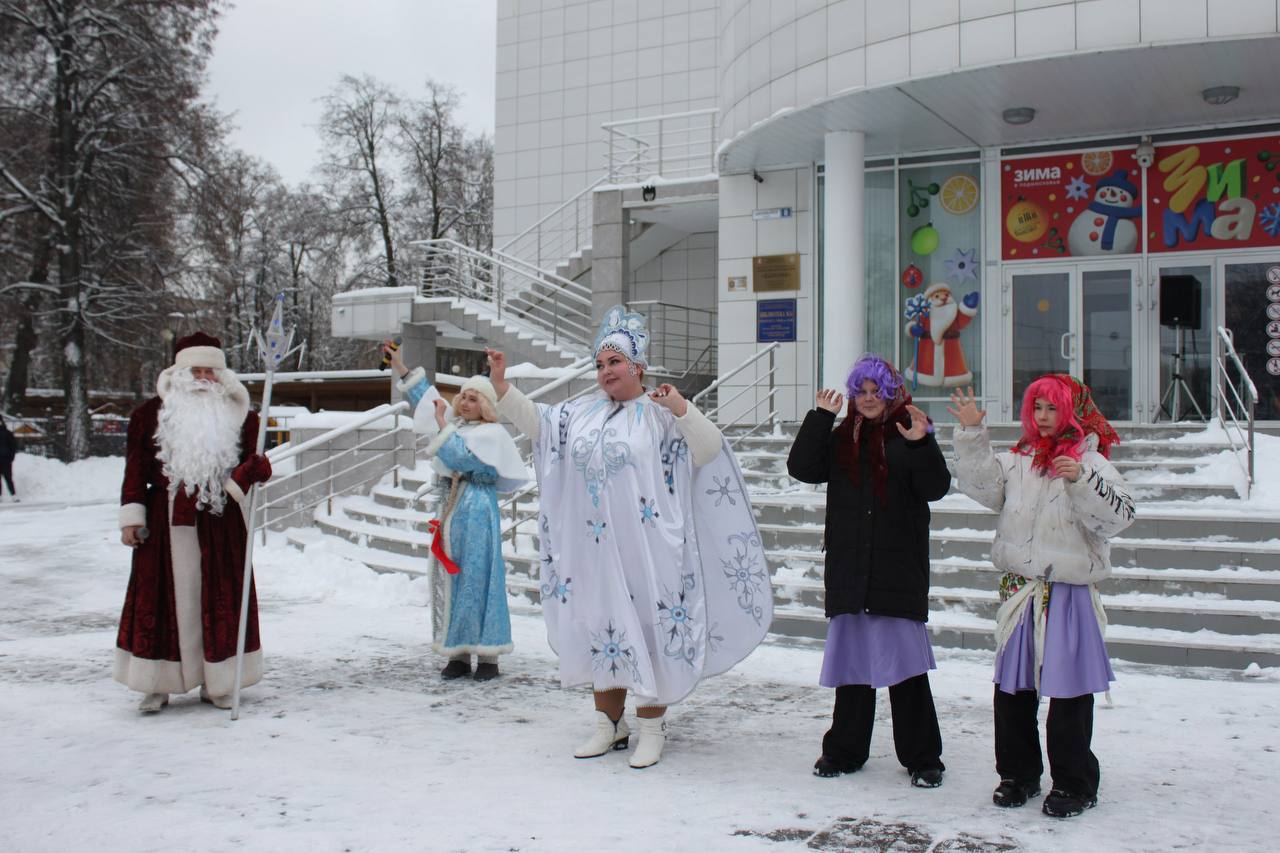 Юные жители посёлка Быково спасли Деда Мороза и потанцевали с Бабой-Ягой Юные жители посёлка Быково спасли Деда Мороза и потанцевали с Бабой-Ягой