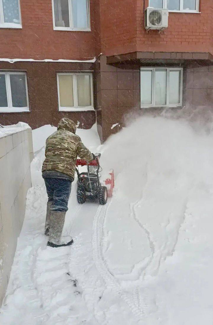 На улицах Химок продолжают уборку снега На улицах Химок продолжают уборку снега