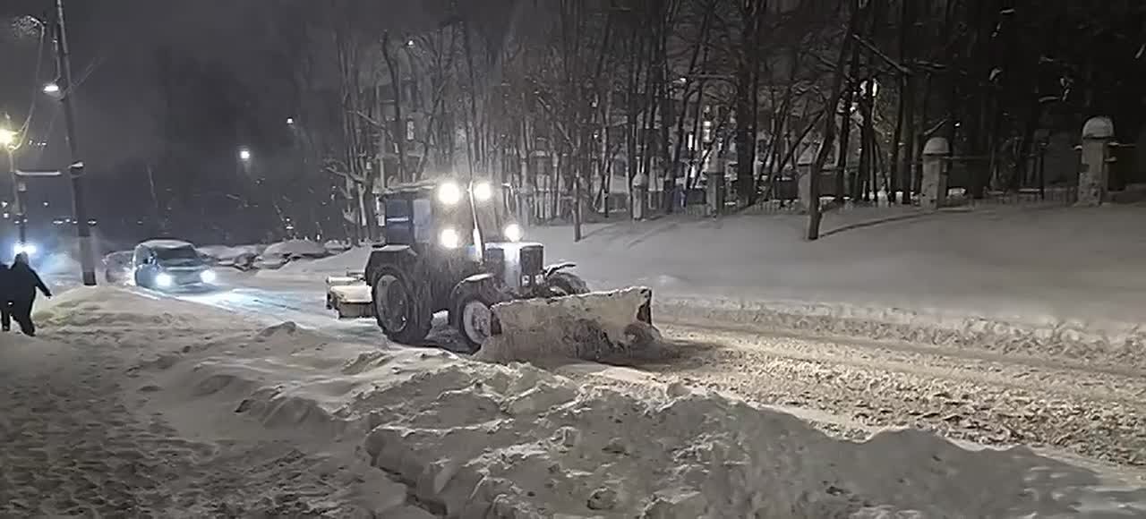 Техника продолжает работы по уборке снега в микрорайонах