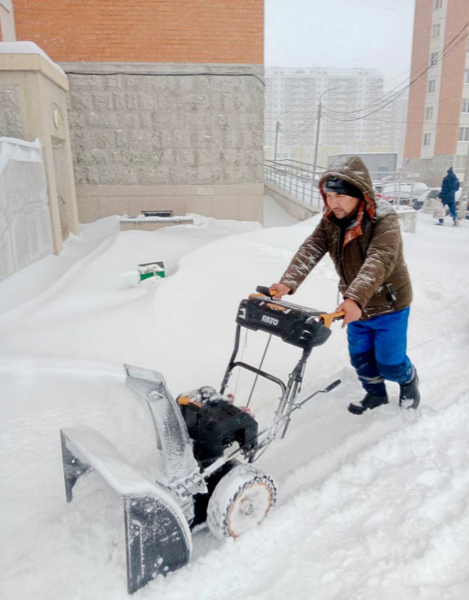На улицах Химок продолжают уборку снега