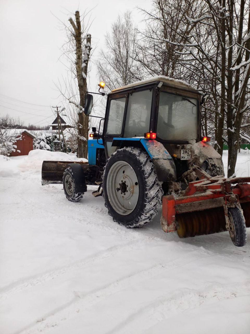 Техника продолжает работы по уборке снега в микрорайонах Техника продолжает работы по уборке снега в микрорайонах