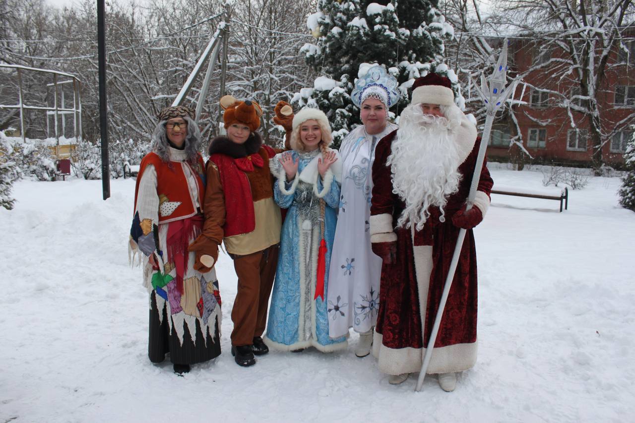 Юные жители посёлка Быково спасли Деда Мороза и потанцевали с Бабой-Ягой Юные жители посёлка Быково спасли Деда Мороза и потанцевали с Бабой-Ягой