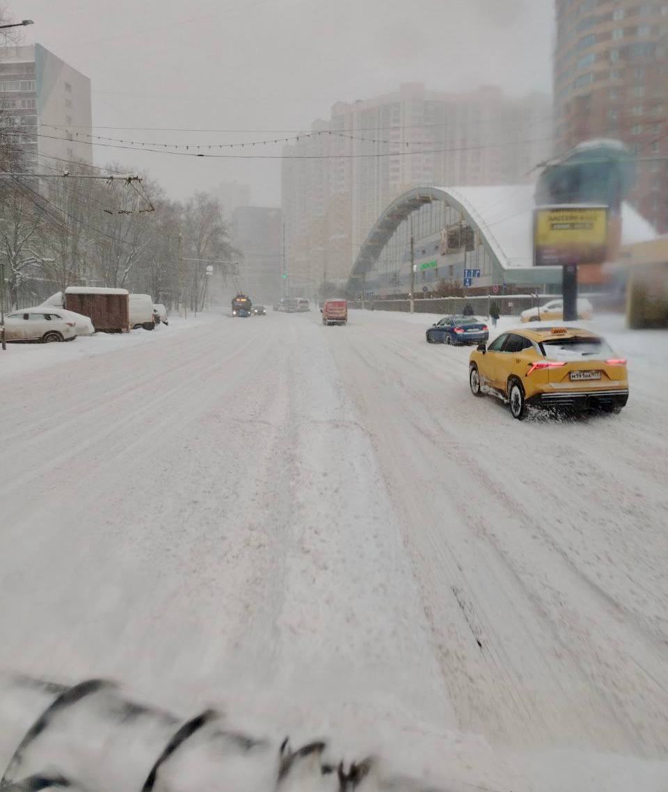Уборка снега в Химках: Как выглядит борьба со стихией прямо из кабины спецмашин Уборка снега в Химках: Как выглядит борьба со стихией прямо из кабины спецмашин
