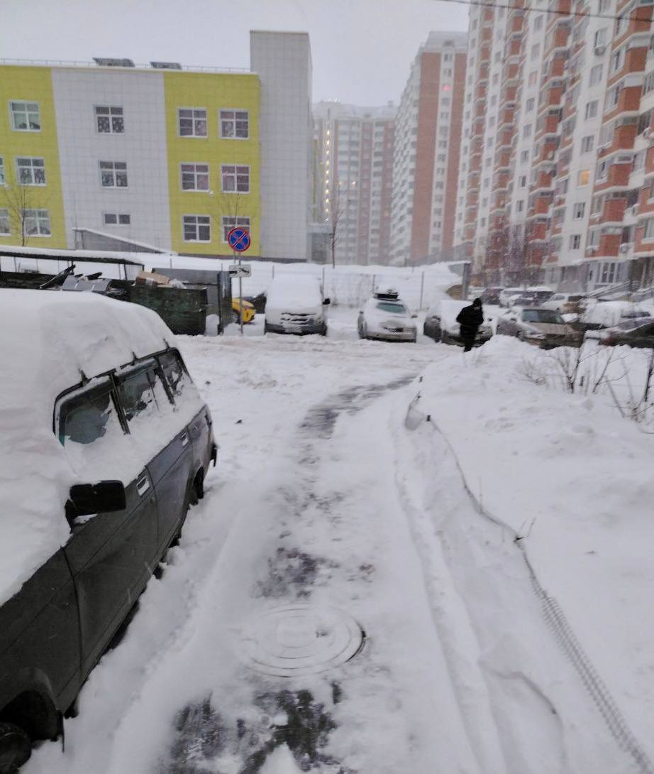 На улицах Химок продолжают уборку снега На улицах Химок продолжают уборку снега