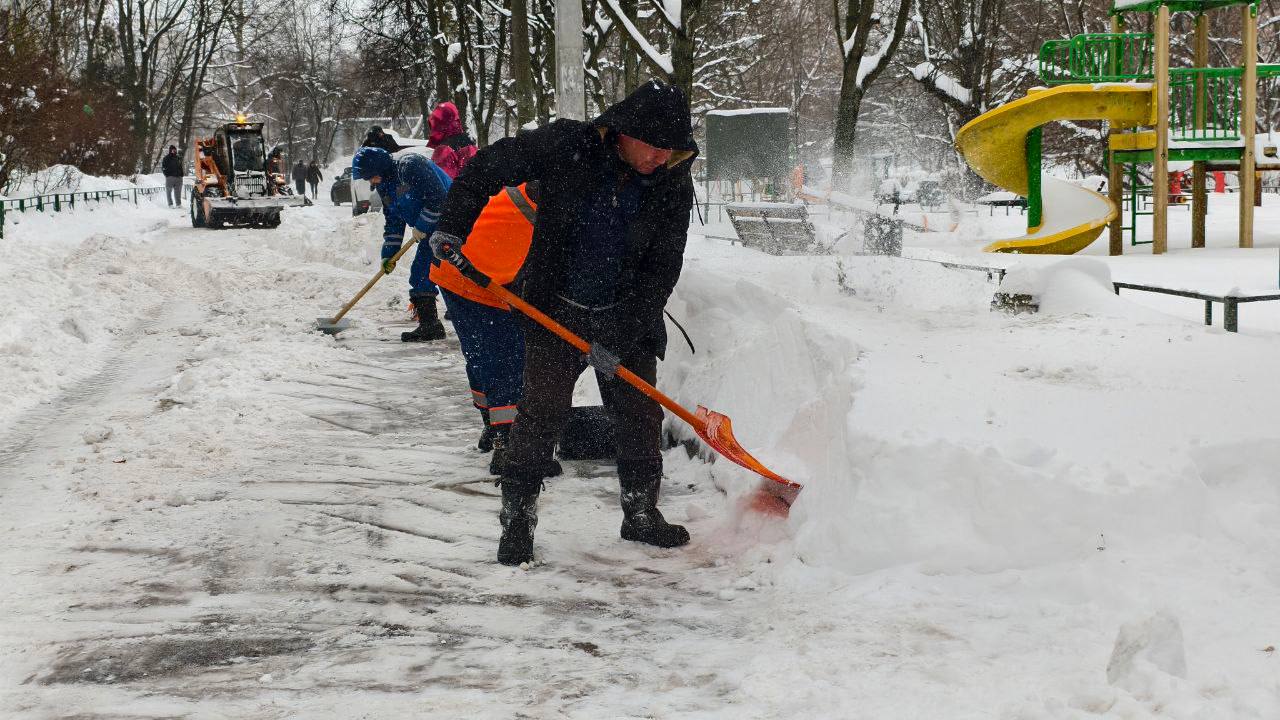 Коммунальные службы города продолжают уборку снега Коммунальные службы города продолжают уборку снега